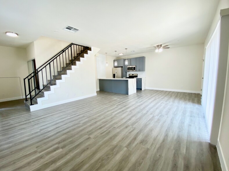 Building Photo - 6941 Hazeltine Ave