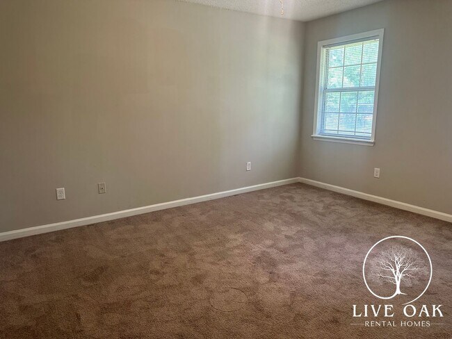 Building Photo - MOVE IN SPECIAL: $500 OFF 1ST MONTH'S RENT!**
