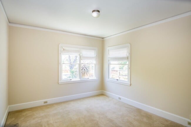 Building Photo - 1809 Versailles Ave