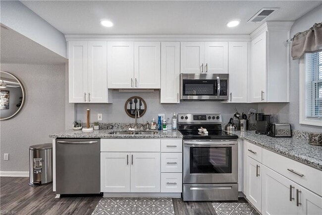 Building Photo - Spacious VB Townhouse!