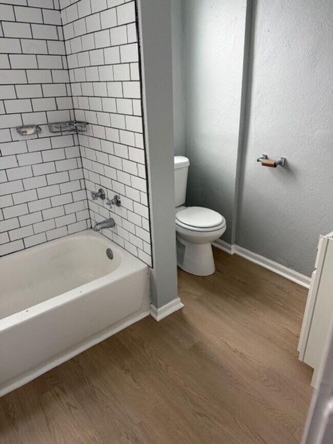 Building Photo - Newly Renovated 3-Bedroom Upper Duplex – Brand New Everything!