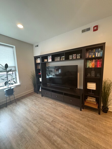 Building Photo - 1250 Diamond Ct