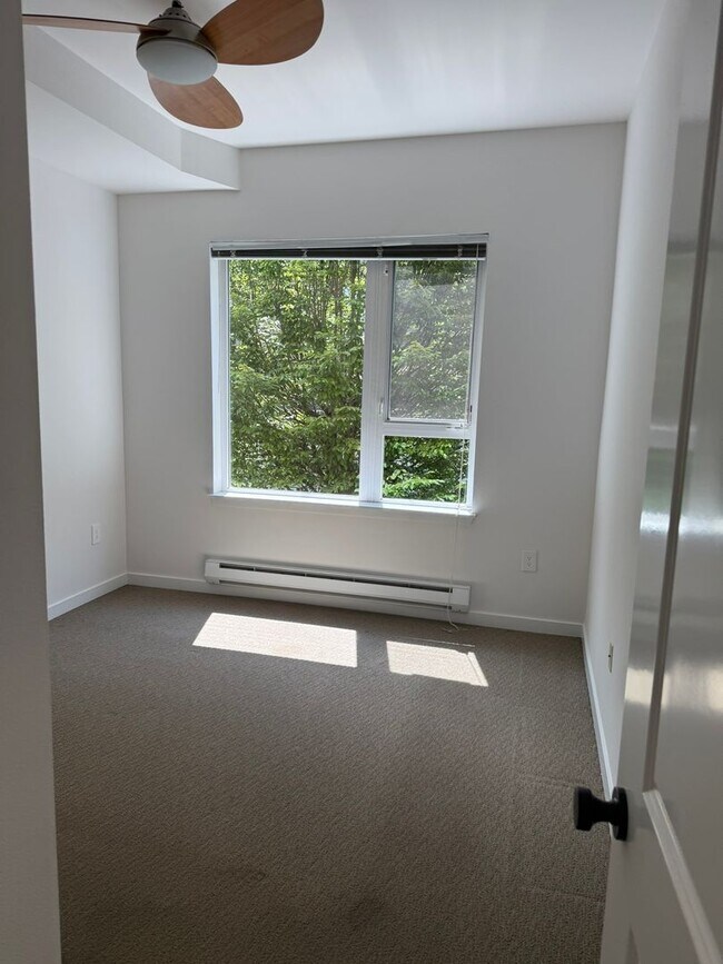 Building Photo - 1bd/1ba Kirkland Condo
