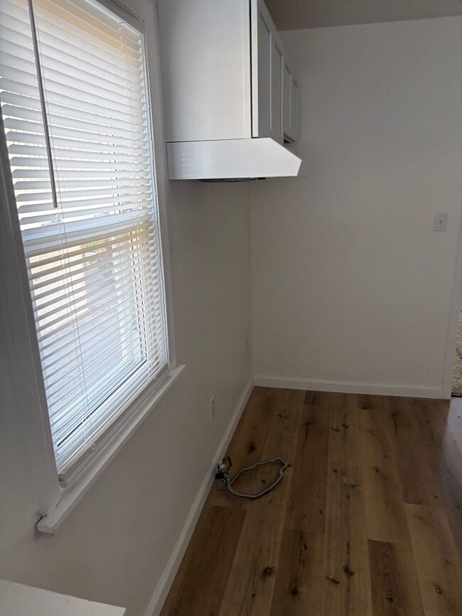 Building Photo - Renovdated 3 bedroom, 1 bathroom bungalow