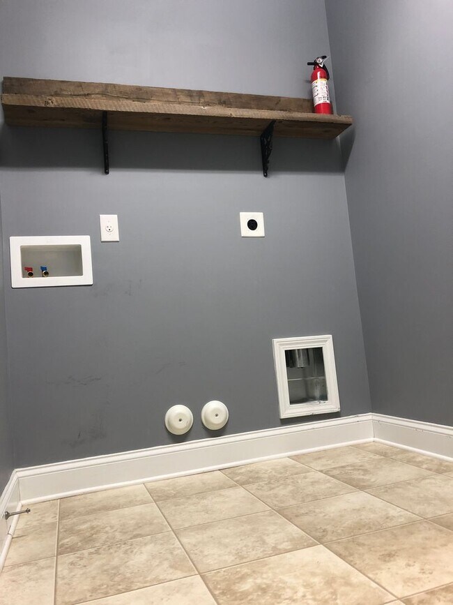 Building Photo - Stunning 3 bedroom, 2 1/2 bath 2 story home