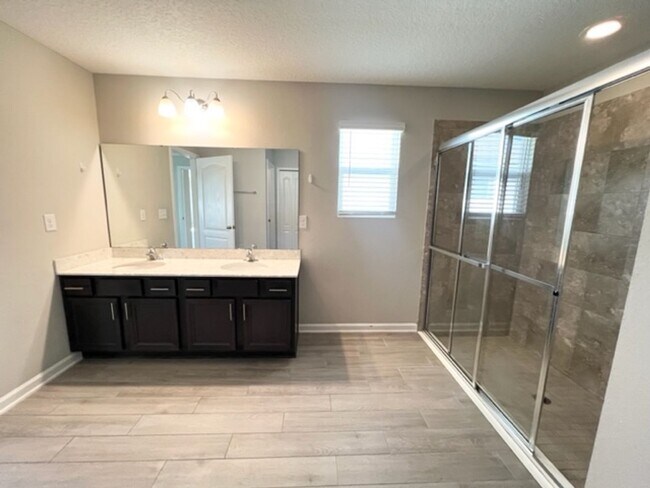 Building Photo - Introducing this stunning 4-bedroom, 2-bat...