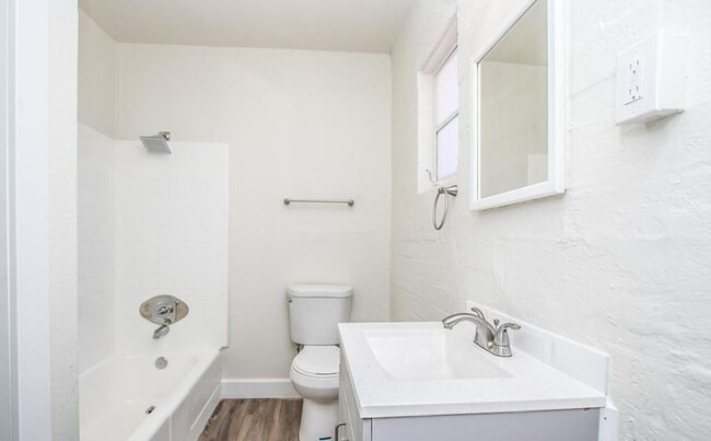 Building Photo - FREE RENT   INTERESTED? Located in the historic downtown district.