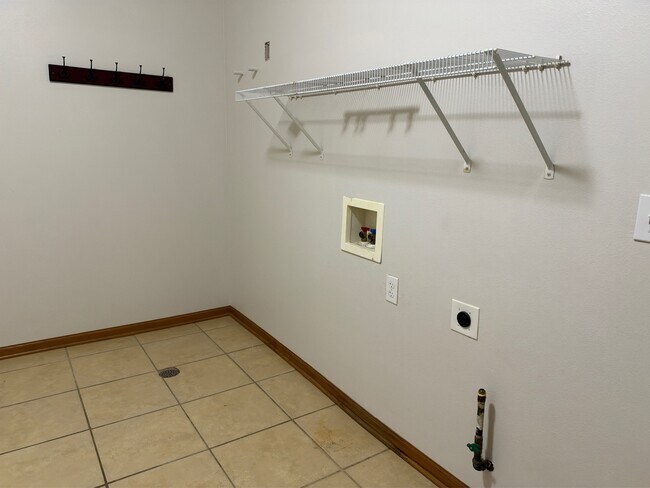 Building Photo - 612 Queens Ct