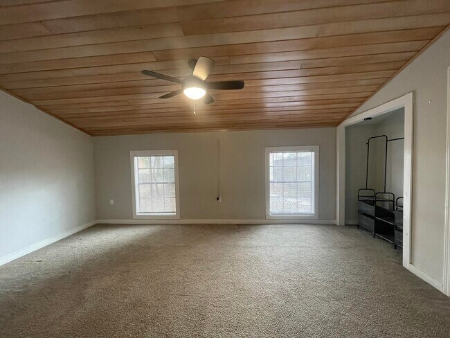 Building Photo - 909 Mapoles St