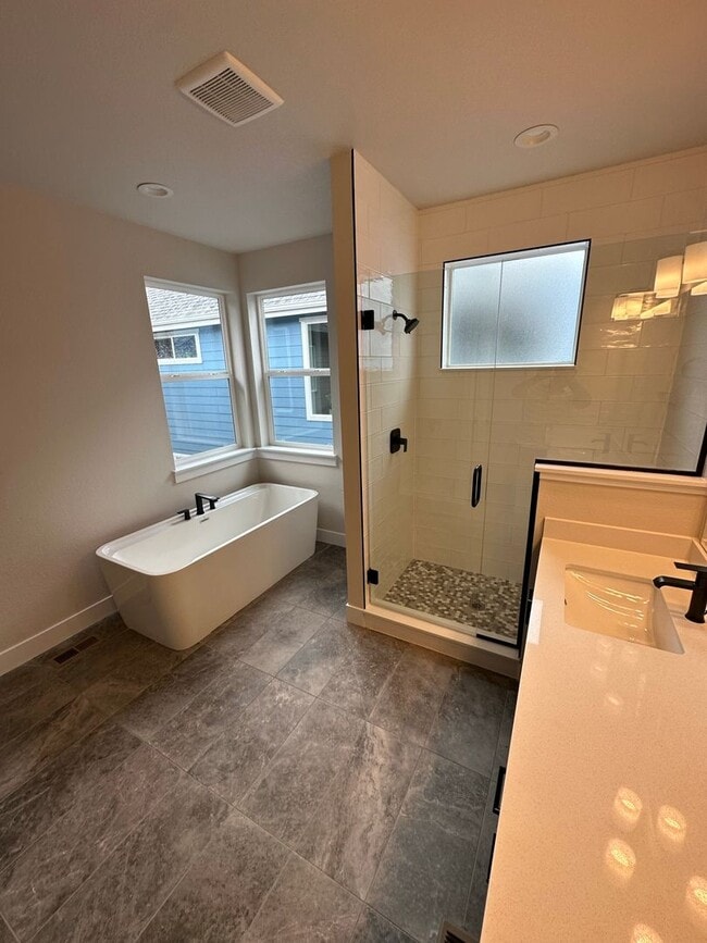 Building Photo - Beautiful Painted Prairie - 4 Bed room home - Available April!!