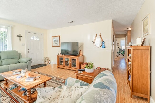 Building Photo - 104 Sharyn Ln