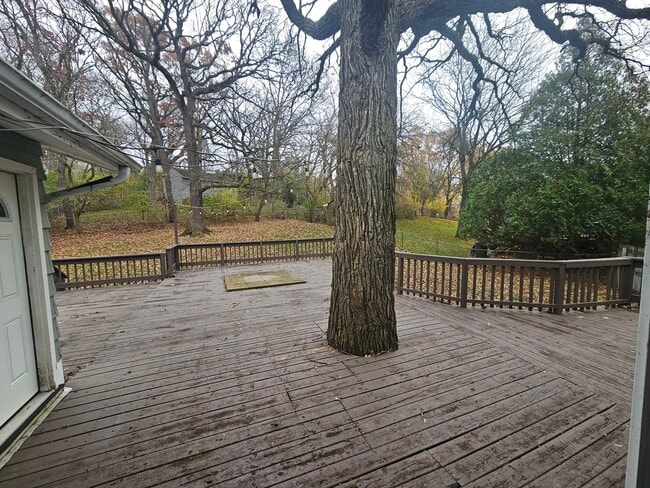 Building Photo - 600 Hawthorne Ln