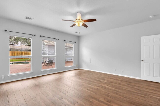 Building Photo - "Spacious 6-Bedroom Haven with 4 Full Baths and Hot Tub!"