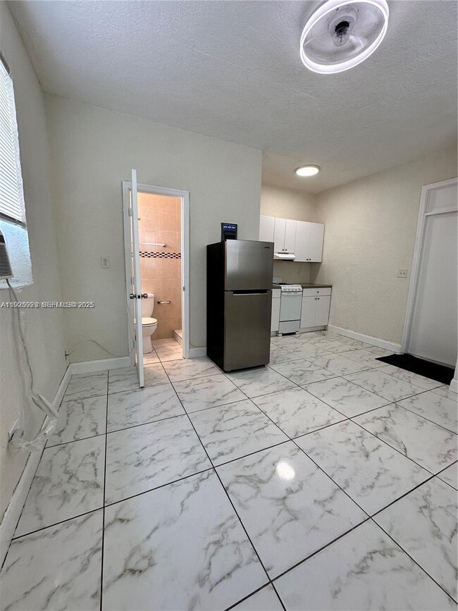 Building Photo - 912 NW 9th Ave