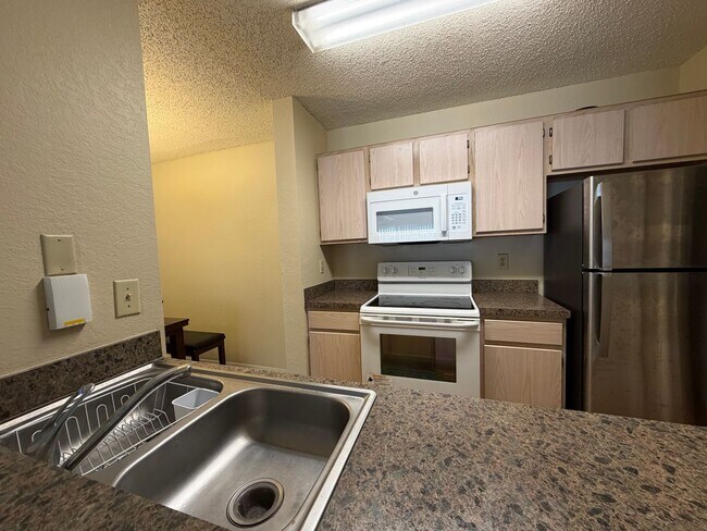 Building Photo - Modern 2-Bed/2-Bath Condo in Gated Community – Close to UF & Shands!