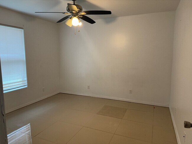 Building Photo - 812 Old Angleton Rd
