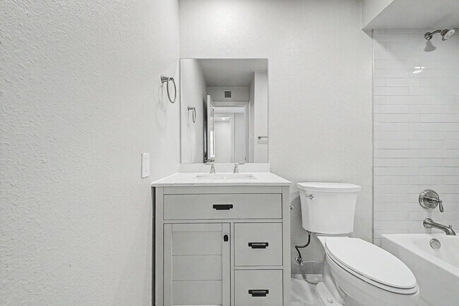 Building Photo - 710 E Bell De Mar Dr