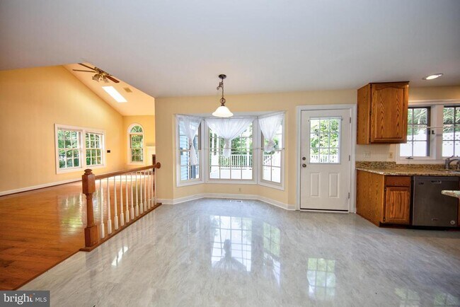 Building Photo - 210 King Johns Ct