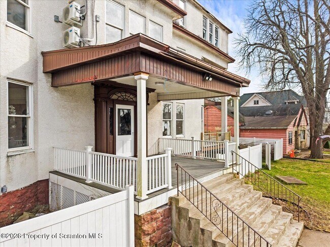 Building Photo - 840 Clay Ave