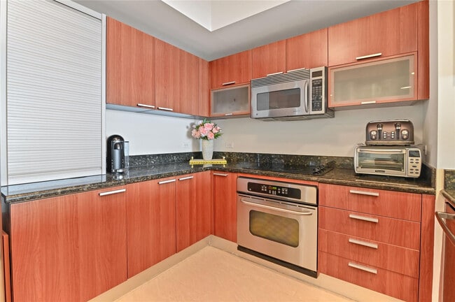 Building Photo - 2650 Lake Shore Dr