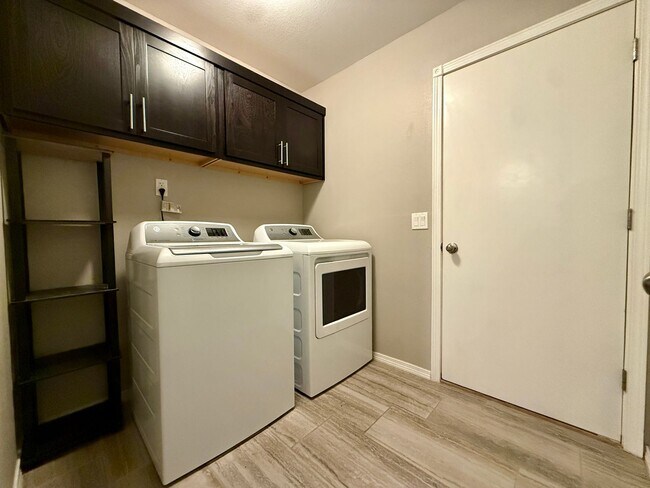 Building Photo - 4 Bedroom Home Close to Zaragoza and Montana!