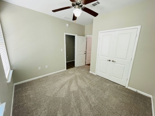Building Photo - 4BD/4.5BA in ROWANDALE!