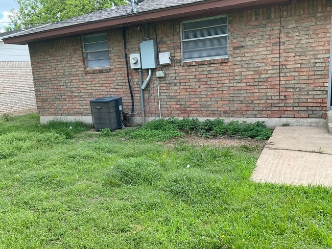 Building Photo - Nice 3bed, 1 1/2 bath. 2 car garage