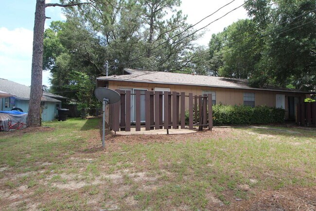 Building Photo - North Pensacola 2BR Duplex with Private Pa...