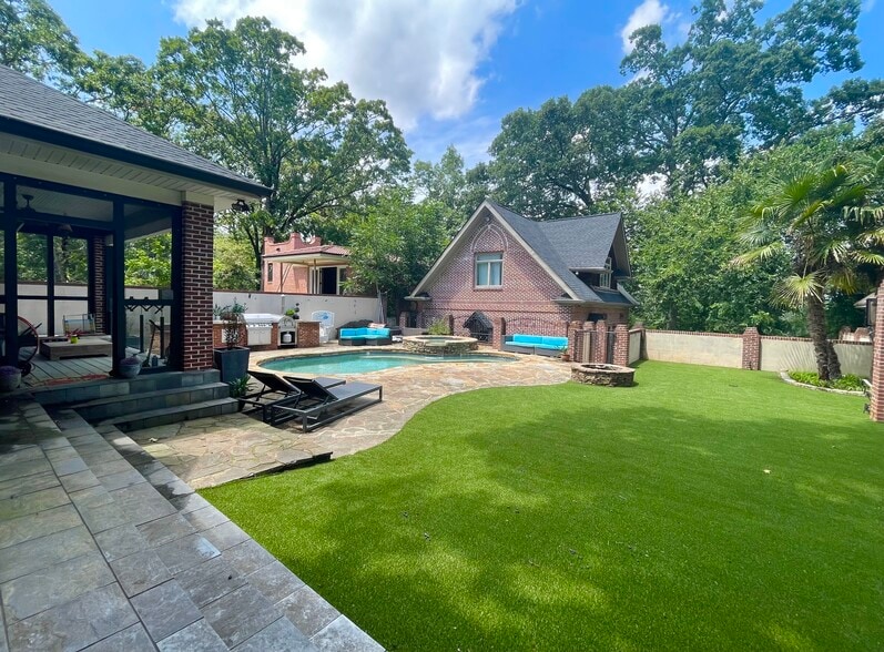 Building Photo - 762 Clemont Dr NE