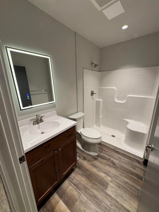 Building Photo - 826 W 8th St