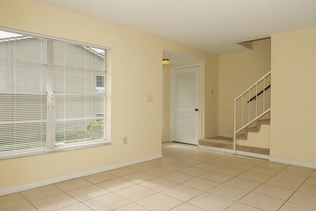 Building Photo - Desirable Maitland townhome