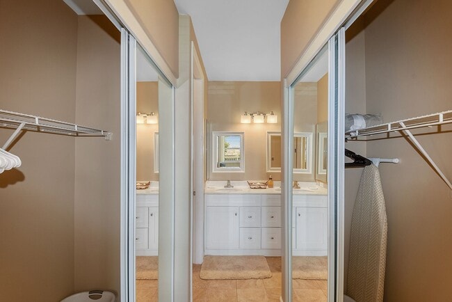 Building Photo - TURNKEY - LUXURY 2BED/2BA FULLY FURNISHED ...