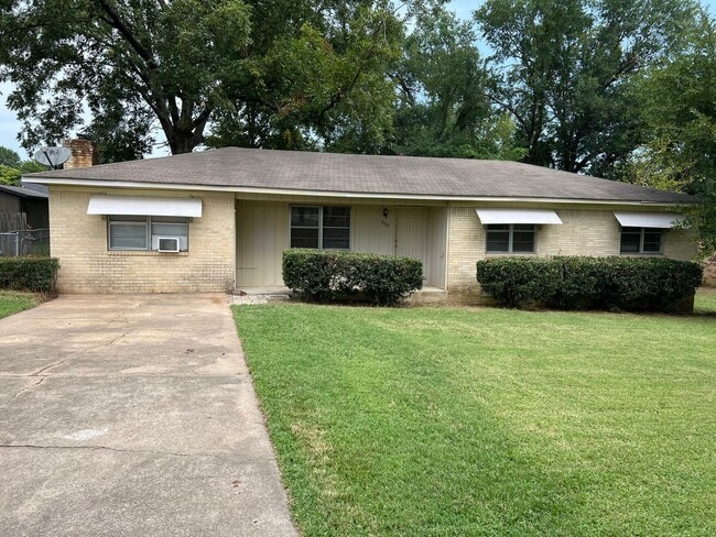 Primary Photo - 3 Bed 1.5 Bath, Has large extra room that ...
