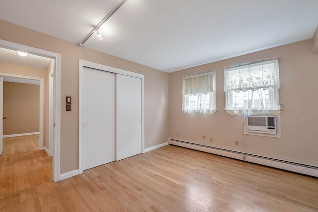 Building Photo - 34 Kingswood Rd