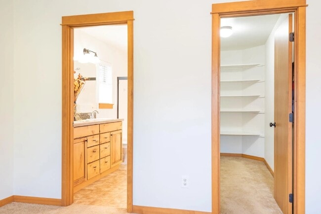 Building Photo - 3/2.5 home in SE Bend close to shopping an...