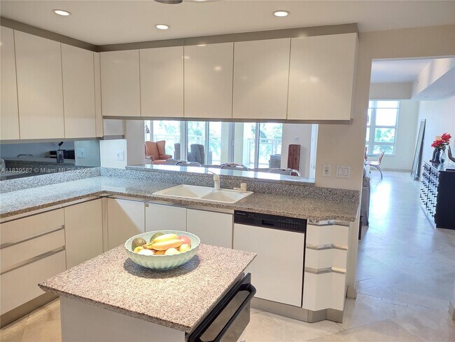 Building Photo - 445 Grand Bay Dr