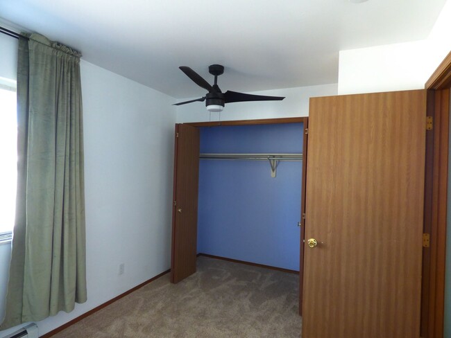 Building Photo - Cozy Townhome in North Longmont Rent inclu...