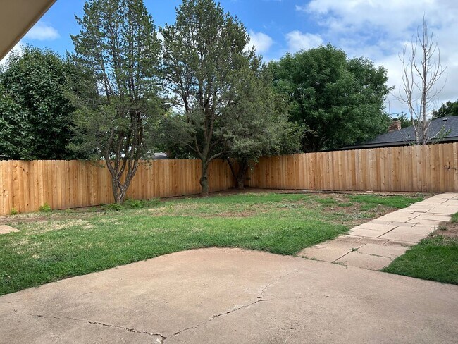 Building Photo - 3 bed 2 bath 2 car garage