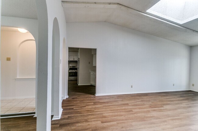 Building Photo - 1808 Ridgewood Dr