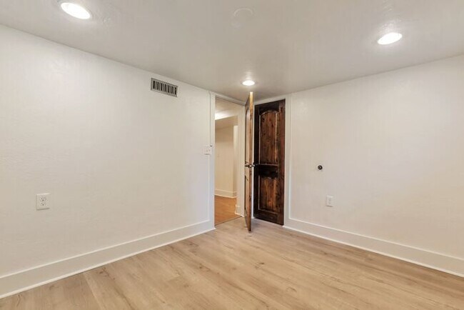 Building Photo - 4858 Viewmont St
