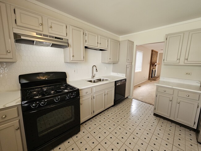 Building Photo - 2385 Goldfinch St