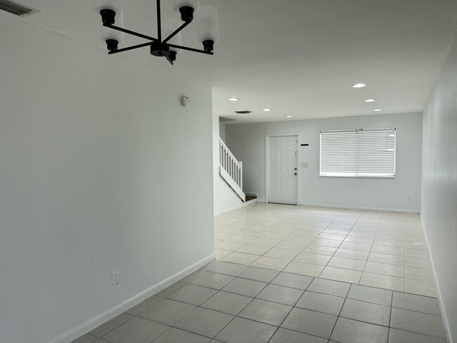 Building Photo - 2404 Seaside Dr
