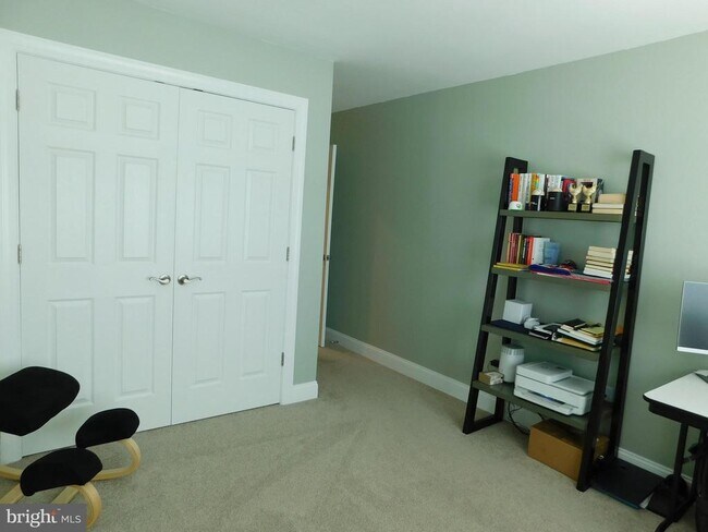 Building Photo - 16740 River View Cir