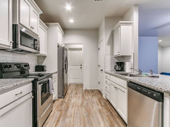 Building Photo - Modern 3BR/2BA Duplex | All Utilities Included | Downtown Edmond