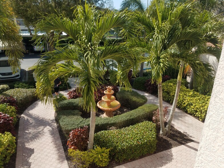 Building Photo - 4240 Central Sarasota Pky