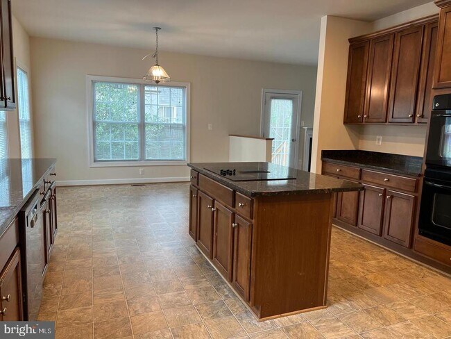 Building Photo - 6930 Westlawn Dr