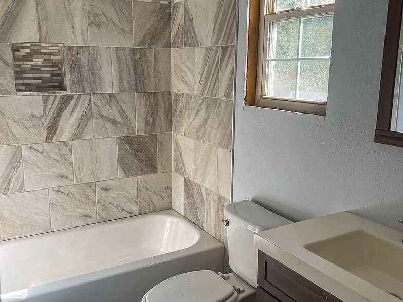 Building Photo - 1405 Beaver Rd