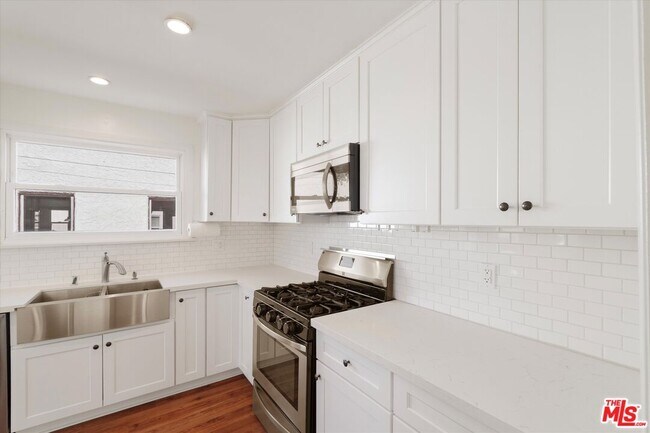 Building Photo - 3154 W 74th St