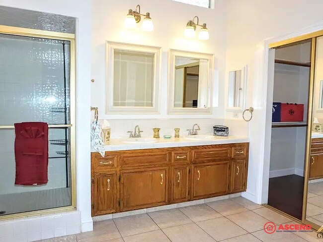 Building Photo - Beautiful Home Located In The Southwest!