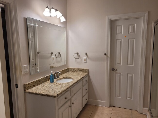 Building Photo - 850 Torrey Pines Dr